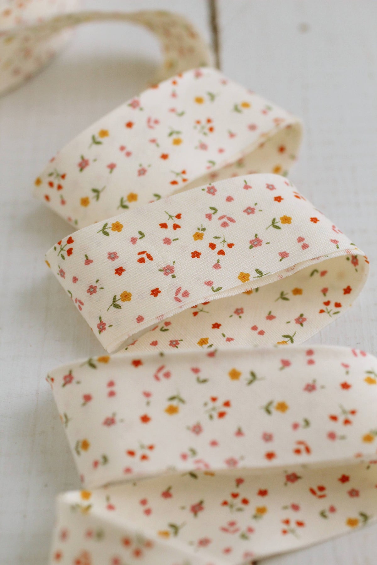 2.5" Bias Quilt Binding- Vintage White Ditsy Flowers: Prepacked