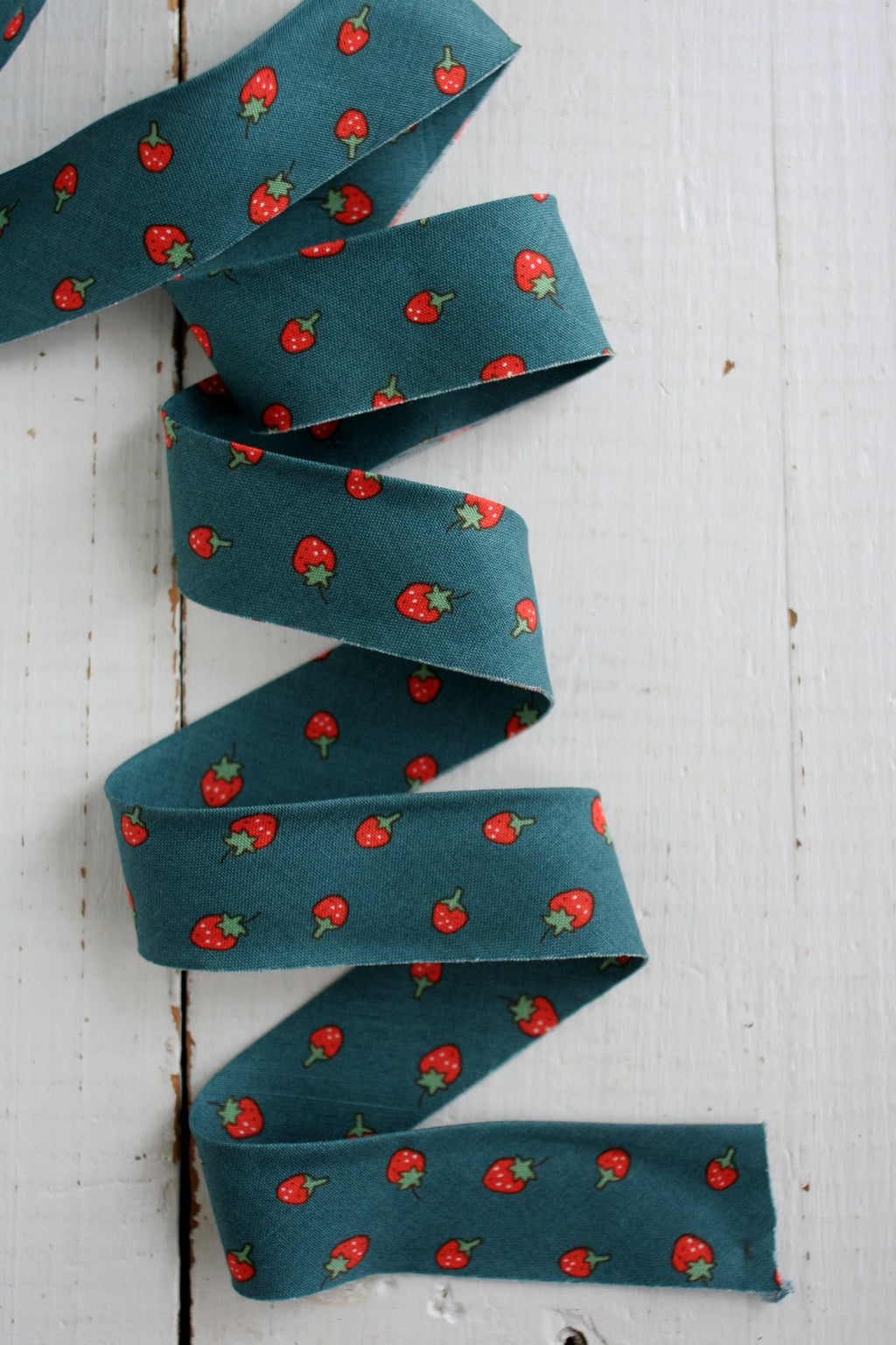 2.5" Bias Quilt Binding - Blue Strawberry, Sewing Notions: Prepacked