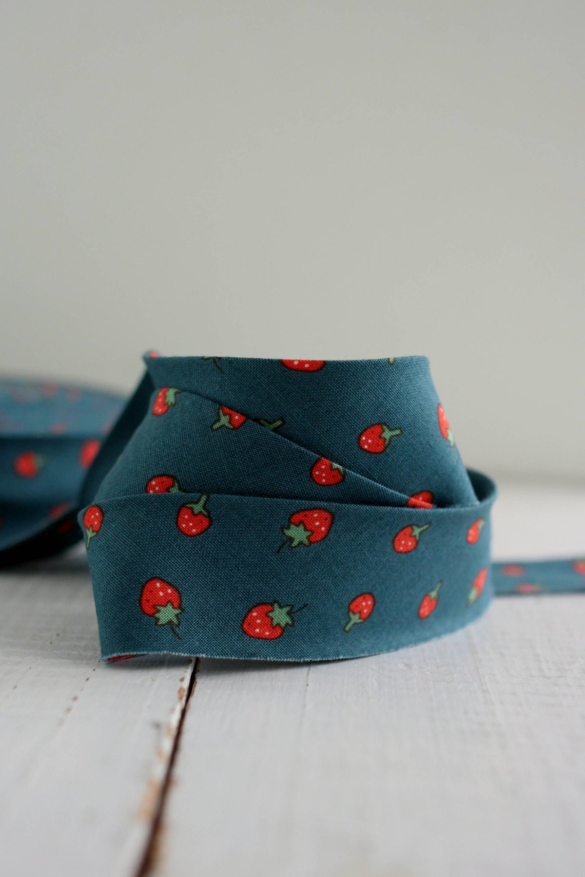 2.5" Bias Quilt Binding - Blue Strawberry, Sewing Notions: Prepacked