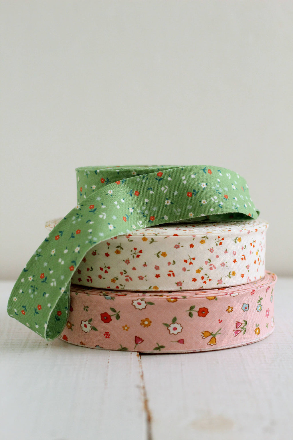 2.5" Bias Quilt Binding- Vintage White Ditsy Flowers: Prepacked
