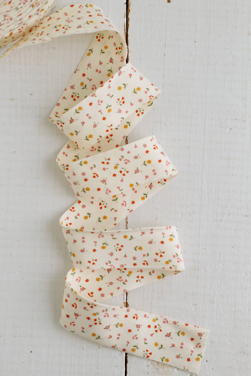 2.5" Bias Quilt Binding- Vintage White Ditsy Flowers: Prepacked